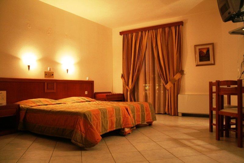 Mike Hotel & Apartments Maleme Buitenkant foto